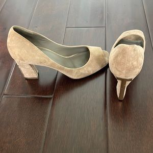 Tory Burch Suede Peep Toe Gold “T” heel sz 8.5